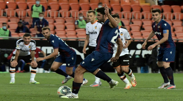 Gonzalo Melero convierte de penal, el gol del empate 1-1 del Levante frente al Valencia, en partido de la liga española jugado el 12 de junio de 2020 en Valencia. /Foto: José Jordan (AFP)