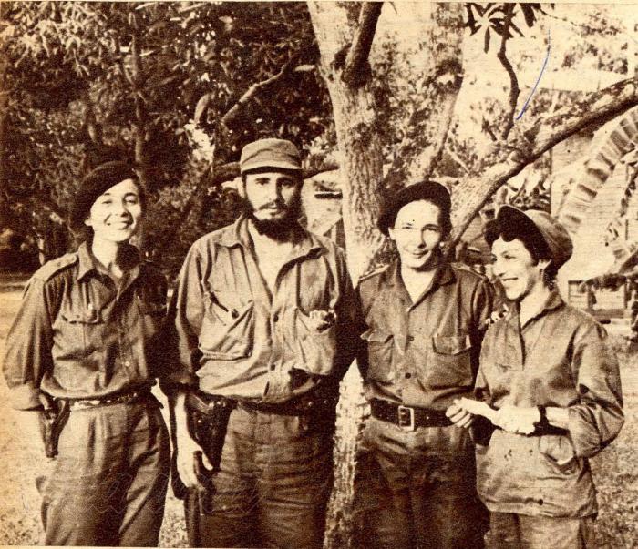  Vilma Espín se destacó por sus dotes de organizadora y guerrillera tanto en el llano como en la Sierra. En la foto, junto a Fidel, Raúl y Celia./ Foto: Archivo de Granma 