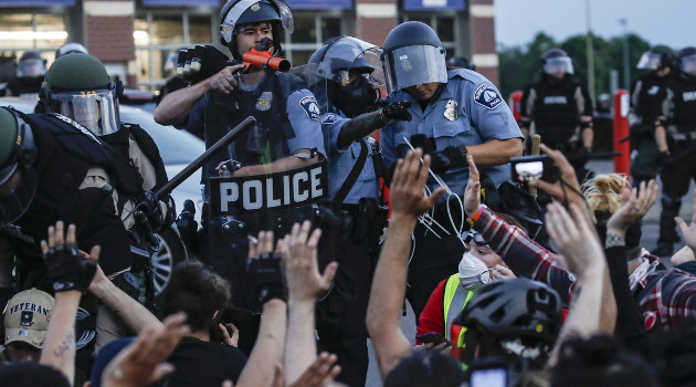 En distintas ciudades de EE.UU. se vienen sucediendo multitudinarias protestas a raíz de la muerte del afroamericano George Floyd a manos de un policía blanco. /Foto: John Minchillo (AP)