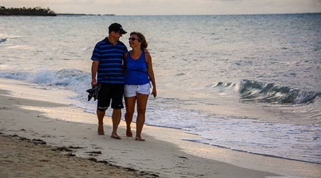 Turistas disfrutan de un paseo por la playa en Cayo Coco. /Foto: Abel Padrón Padilla/Cubadebate