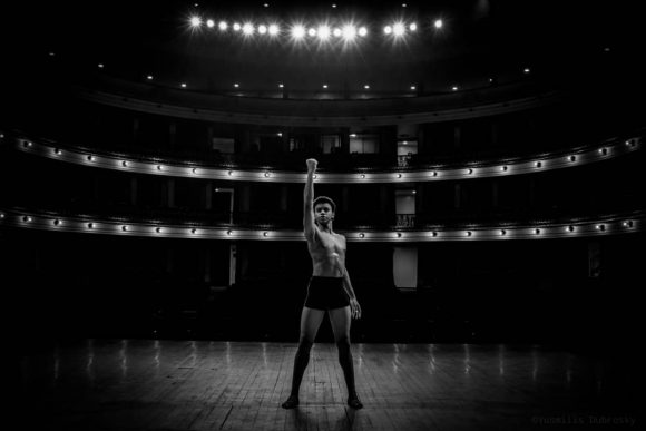 Yasiel Hodelin conquistó el segundo lugar en la séptima Competencia Internacional de Ballet Online de Sudáfrica. Foto: Yusmilis Dubrovsky / Cortesía Ministerio de Cultura.