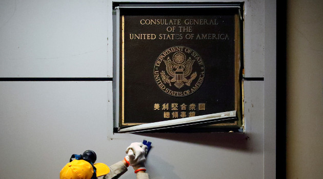 Un trabajador retira la placa del consulado de EE.UU. en Chengdu, China. /Foto: Thomas Peter (Reuters)