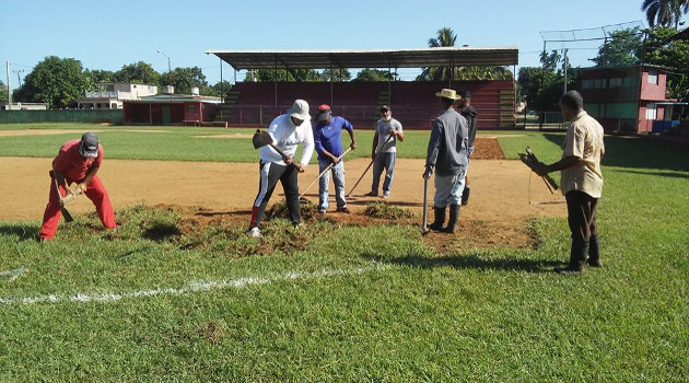 Diversas acciones se acometen en el estadio municipal de Abreus. /Foto: Alfredo Landaburo