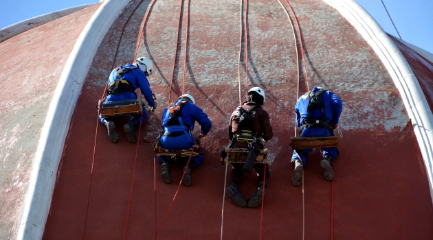 Los alpinistas forman parte de un equipo de diez hombres que, supervisados por dos jefes de obra, acometen las labores de restauración en el Palacio de Gobierno de Cienfuegos./Fotos: Modesto Gutiérrez (ACN)