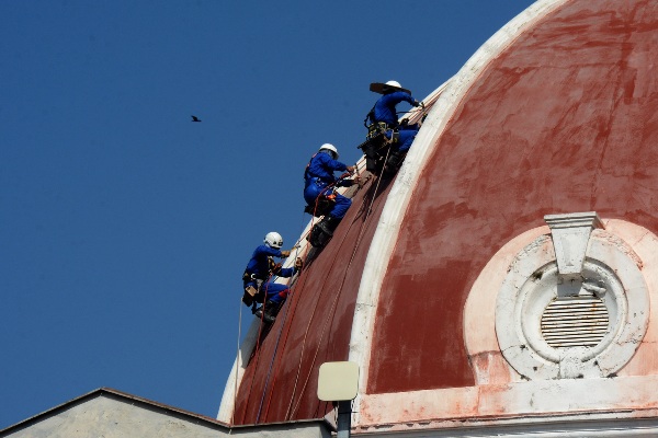 Los alpinistas forman parte de un equipo de diez hombres que, supervisados por dos jefes de obra, acometen las labores de restauración en el Palacio de Gobierno de Cienfuegos./ Foto: Modesto Gutiérrez (ACN)