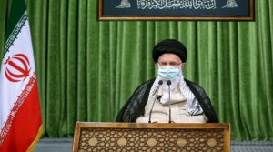 El guía supremo iraní, el ayatolá Alí Jamenei, calificó de "verdadera tragedia" este rebrote y pidió, en un mensaje de TV el 12 de julio de 2020, respetar las consignas para frenar la epidemia y "salvar al país", que suma 12 mil muertes por COVID-19. /Foto: Khamenei.ir (AFP)