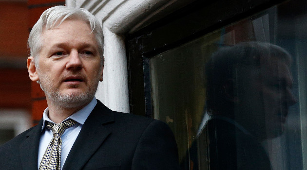 Julian Assange en foto de 2016, cuando estaba al amparo del asilo de la embajada del Ecuador en Londres. /Foto: Peter Nicholls (Reuters)