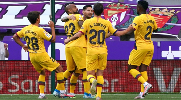 Los futbolistas del Barcelona festejan el gol del chileno Arturo Vidal (#22), que selló el triunfo 1-0 en campo del Valladolid, por la Liga española, el 11 de julio de 2020. /Foto: César Manso (AFP)