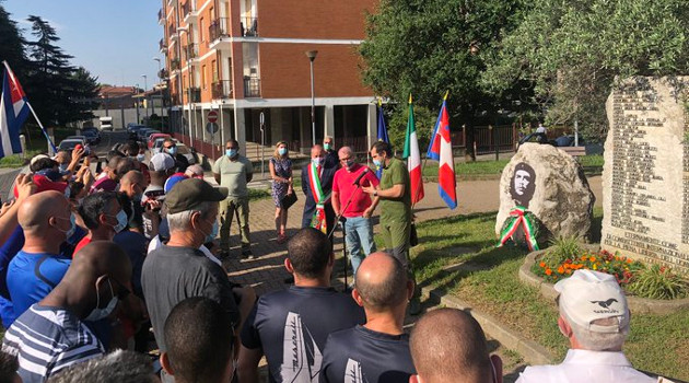 Acto en la Plaza Ernesto Ché Guevara en la ciudad italiana de Colegno, primera en Europa consagrada al Guerrillero Heroico y los combatientes caídos con él en Bolivia. /Foto: Tw @OfiGeneralCuba