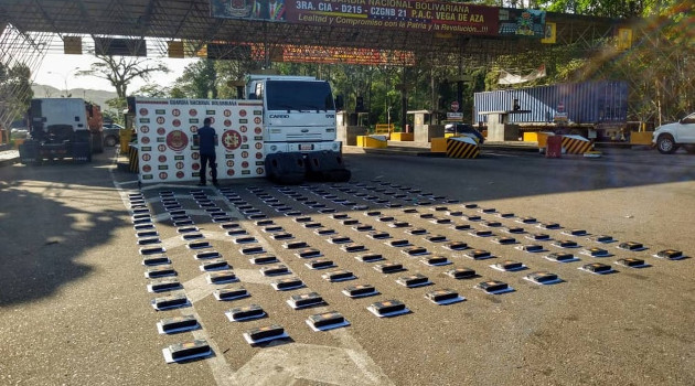 Las 170 panelas de cocaína colombiana incautadas por Venezuela estaban ocultas en varios compartimientos de un transporte de carga. /Foto: Twitter @GNB_tachira