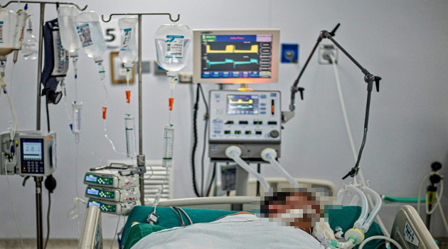 Paciente grave con COVID-19 en la unidad de cuidados intensivos del hospital Alberto Sabogal Sologuren de Lima, el 2 de julio de 2020. /Foto: Ernesto Benavides (AFP)