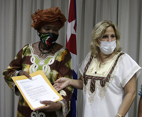 Ana Teresita González (D), viceministra primera del Mincex, y Thaninga Pandit (I), embajadora de la República de Sudáfrica en Cuba. Foto: Abel Padrón Padilla/Cubadebate