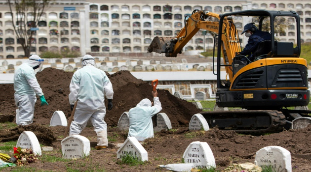 Entierros de víctimas de la Covid-19 en el cementerio San Diego en el centro colonial de Quito, el 21 de julio de 2020. /Foto: Cristina Vega (AFP)