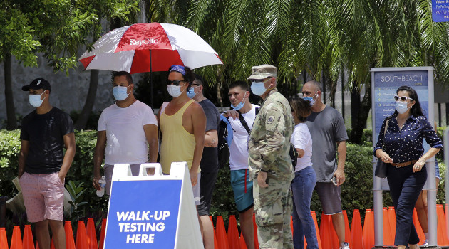 Fila en un centro de testeo rápido en Miami, Florida. /Foto: Lynne Sladky (AP)