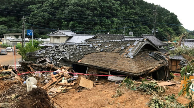 Vivienda derrumbada luego de un deslizamiento de terreno provocado por las lluvias en Ashikita, prefectura de Kumamoto, en Japón, el 5 de julio de 2020. /Foto: JIJI Press /AFP