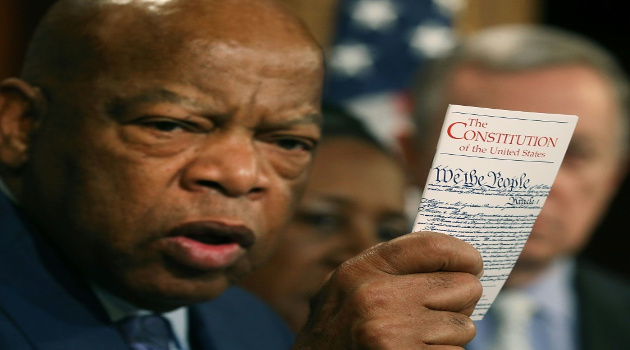 El congresista John Lewis, emblemático defensor del pacifismo y de los derechos civiles en Estados Unidos, mostrando un ejemplar de la Constitución estadounidense, en Washington, el 2 de marzo de 2016. /Foto: Mark Wilson (GETTY IMAGES NORTH AMERICA/AFP/Archivos)