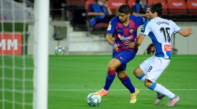 El atacante uruguayo del FC Barcelona Luis Suárez, prepara un remate sobre la portería del Espanyol ante la marca de su compatriota Leandro Cabrera, el 8 de julio de 2020 en el Camp Nou, Barcelona. /Foto: Lluis Gene (AFP)