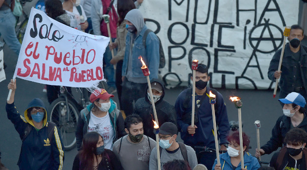 Colombianos en la 'Marcha de las antorchas' contra las fuerzas militares, luego de la violación de una niña indígena por soldados, en Bogotá, el 30 de junio de 2020. /Foto: Raul Arboleda (AFP)