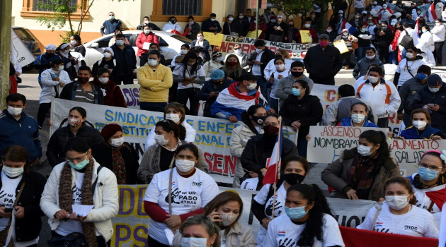Miles de trabajadores de la salud marchan por las calles de Asunción, Paraguay, para exigir más suministros médicos el 30 de julio de 2020. /Foto: Norberto Duarte (AFP)