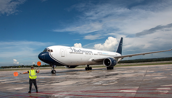 El avión de Blue Panorama tocó tierra cubana a las 4:48 p.m. Foto: Abel Padrón Padilla/ Cubadebate.