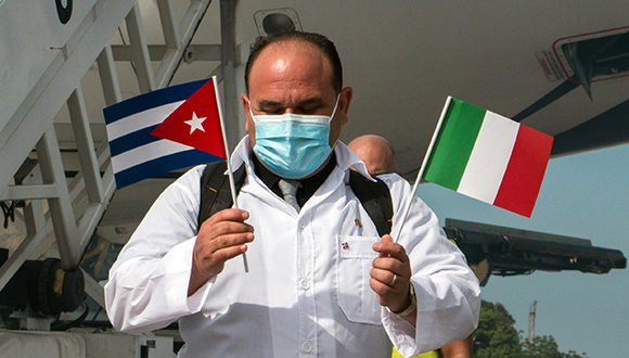 Miembro de la brigada médica cubana en Piamonte a su arribo a La Habana. Foto: Abel Padrón Padilla/ Cubadebate