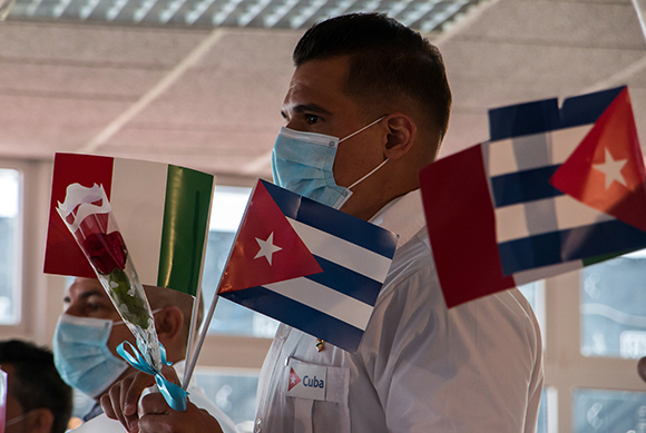 Miembro de la brigada médica cubana que arribó al Aeropuerto Internacional José Martí procedente de Turín, Italia. Foto: Abel Padrón Padilla/ Cubadebate