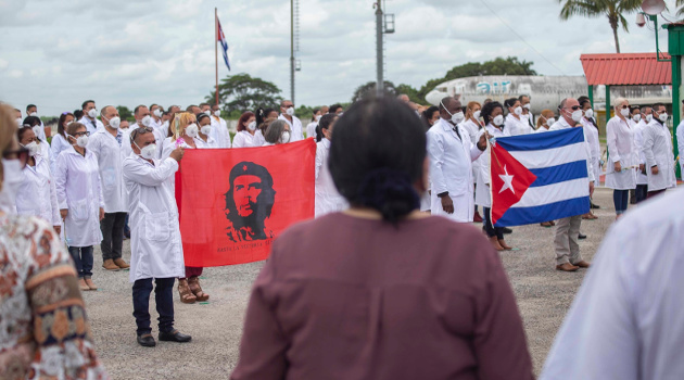 Médicos cubanos provenientes de México, que realizaron labores humanitarias para enfrentar la COVID-19, a su arribo al Aeropuerto Internacional José Martí, en La Habana, Cuba, el 23 de julio de 2020. /Foto: Ariel Ley Royero (ACN)