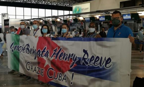 Médicos cubanos regresan desde Tutín. Foto: Cuba en Italia/ Facebook.