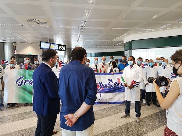 Médicos cubanos regresan desde Tutín. Foto: Cuba en Italia/ Facebook.