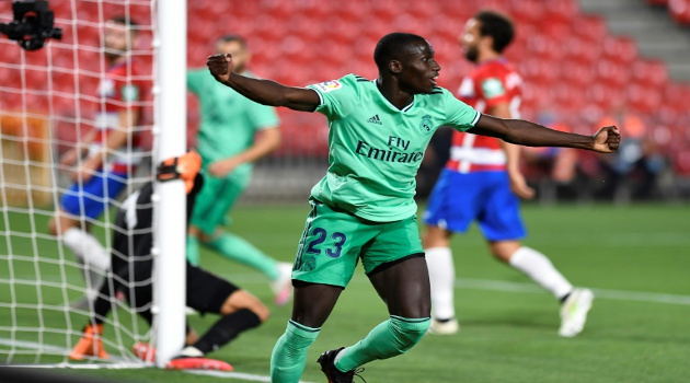 El francés Ferland Mendy celebra el primer gol en la victoria 2-1 del Real Madrid sobre el Granada, en partido de la liga española jugado el 13 de julio de 2020 en Granada. /Foto: Jorge Guerrero (AFP)