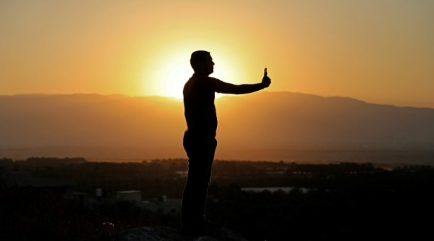 Un palestino se hace un selfi al amanecer en la localidad de Marj Al Ghazal, en el Valle del Jordán, el 1 de julio de 2020. /Foto: Jaafar Ashtiyeh (AFP)