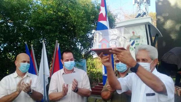 El doctor Francisco Alberto Durán García premiado por el barrio. /Foto: Carlos Manuel Serpa/ Facebook)