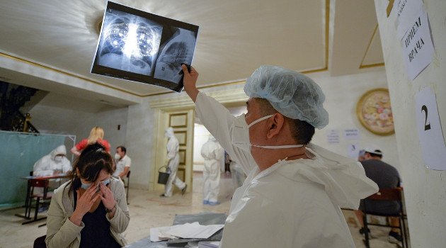 Médico evalúa una radiografía pulmonar en una clínica de Biskek, Kirguistán, el 22 de julio de 2020. /Foto: Vladimir Voronin (AP)