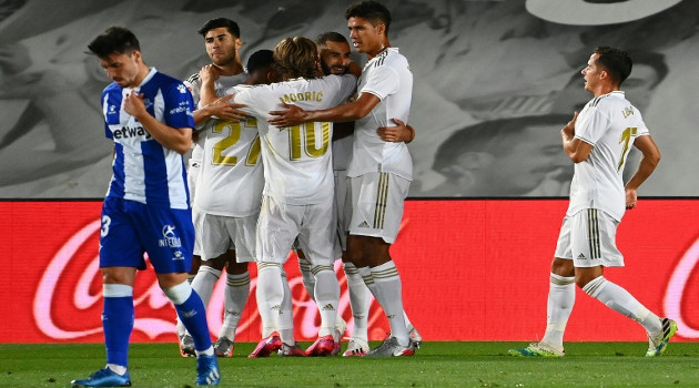 El francés Karim Benzema (C) celebra con sus compañeros el primer gol en la victoria 2-0 de Real Madrid sobre Alavés, en partido de la liga española jugado el 10 de julio de 2020 en Valdebebas. /Foto: Gabriel Bouys (AFP)