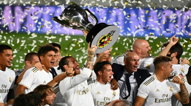 El Real Madrid festeja su título 34 en la liga española, obtenido al derrotar al Villarreal en el estadio blanco Alfredo di Stefano a falta de una fecha para completar el torneo, el 16 de julio de 2020. /Foto: Gabriel Bouys (AFP)