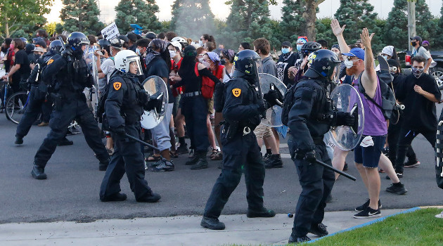 Manifestantes se enfrentan a la Policía en Salt Lake City (EE.UU.) el 9 de julio de 2020. /Foto: Rick Bowmer (AP)