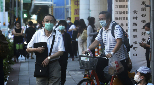 Las personas pueden estar en riesgo de infección si coinciden con un individuo que tenga una alta carga viral en una habitación pequeña o en fiestas y sitios con altas concentraciones humanas, advierten los investigadores. Paseantes en una calle de Taipei (Taiwán, China), 28 de julio de 2020. /Foto: Chiang Ying-ying (AP)