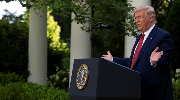 Criticado a diestra y siniestra por su demora en atacar la crisis sanitaria, Donald Trump busca desesperadamente la forma de recuperarse. /Foto: Jim Watson (AFP)