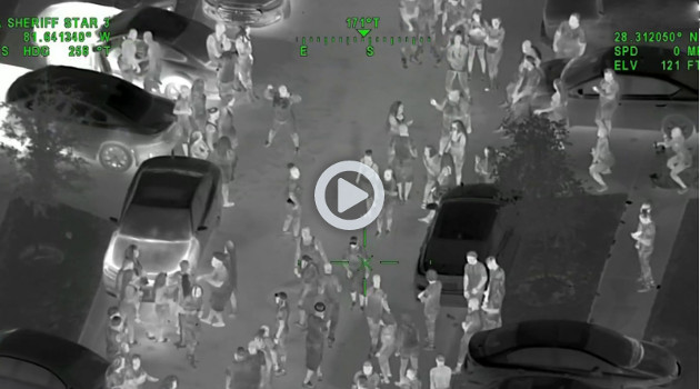 Imagen nocturna de una "fiesta Covid-19" en el condado de Osceola, Florida, tomada de una cámara de vigilancia instalada en un medio aéreo. /Foto: Orlando.com