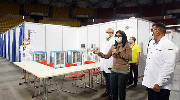 Vicepresidenta Delcy Rodríguez durante la apertura del hospital de campaña en el Poliedro de Caracas. /Foto: Prensa Latina