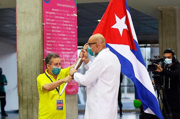 Abanderamiento de la décima Brigada de la Misión Médica Cubana Ernesto 'Che' Guevara, que laborará en el hospital de campaña. /Foto: Prensa Latina