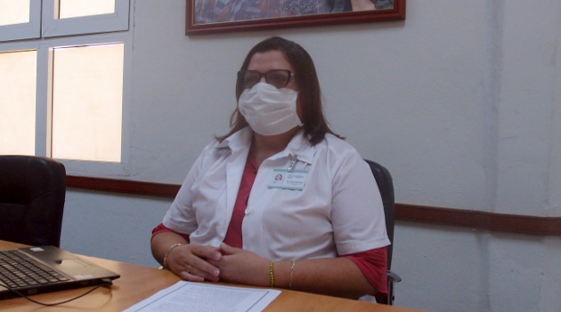 La doctora Arelys Crespo insistió en el uso del nasobuco y el autopesquisaje virtual, entre otras medidas. /Foto: Armando Sáez