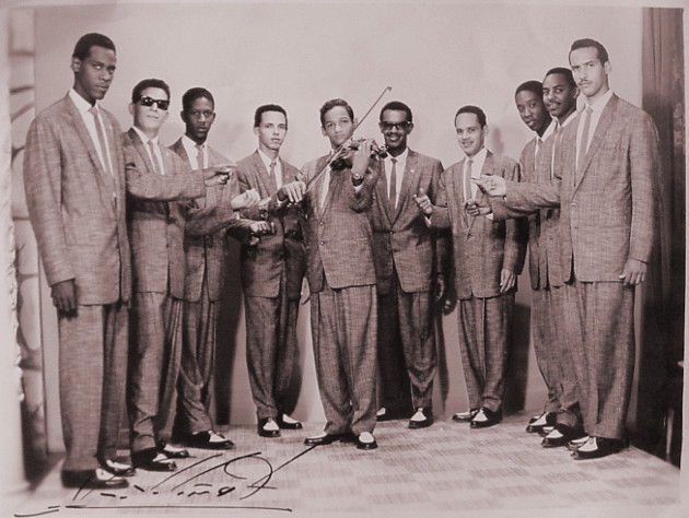 Orquesta Revelación, de Felito Molina (1960) De izquierda a derecha Arturo Hechemendía (tumbador), Laíto Sureda, hijo (cantante), Fernando Cabrera (violín), Efraín Borroto (cantante), Pastor Quesada (violín), Roberto Gómez, El Coco (timbalero), Felito Molina (bajista y director), José Santacruz, (güirero), Orlando Beltrán (flauta) y Roquelino Ferrer (piano). /Foto: archivo personal de la autora