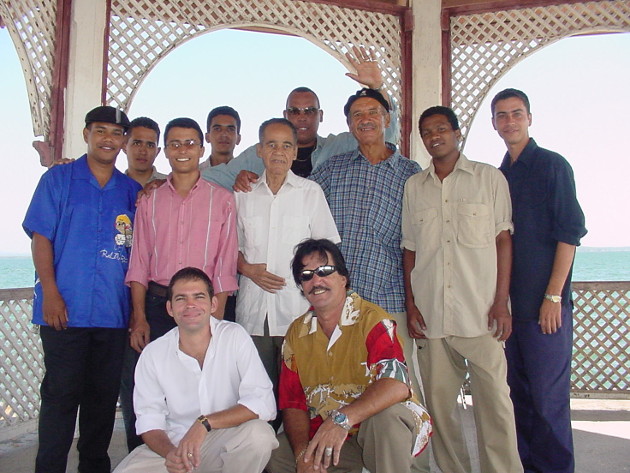 Orquesta Charanga Cienfueguera (durante esta época su director Iván García decide cambiar el nombre de Charanga Cienfueguera a Revelación, en homenaje a la unión de Felito y Roquelino en la agrupación). Al centro (de izquierda a derecha) Iván García (camisa rosada), Felito Molina (guayabera blanca) y Roquelino Ferrer (camisa a cuadros y boina negra). /Foto archivo personal de la autora