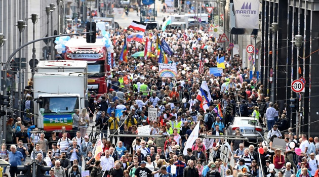 Manifestantes, convocados por la extrema derecha, protestan en Berlín contra las medidas para frenar la propagación del coronavirus, el 29 de agosto de 2020. /Foto: John MacDougall