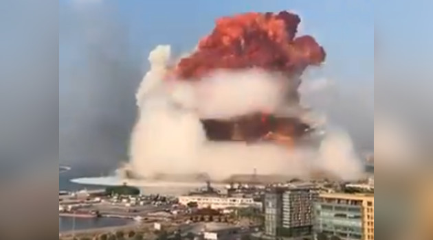 Captura de pantalla de uno de los videos de la potente explosión de este martes en el puerto de Beirut, la capital libanesa.