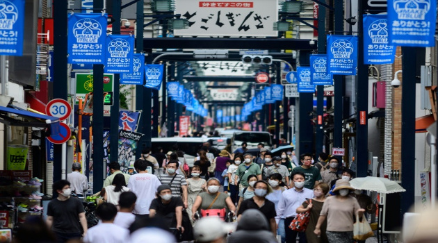 Personas con mascarillas abarrotan la calle comercial de Togoshi Ginza, en Tokio, Japón, el 1 de agosto de 2020. /Foto: Philip Fong (AFP)