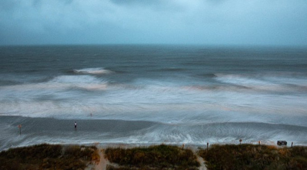 Así estaba la costa de Ocean Isle Beach esta tarde, poco antes del anochecer. /Foto: Logan Cyrus (AFP)