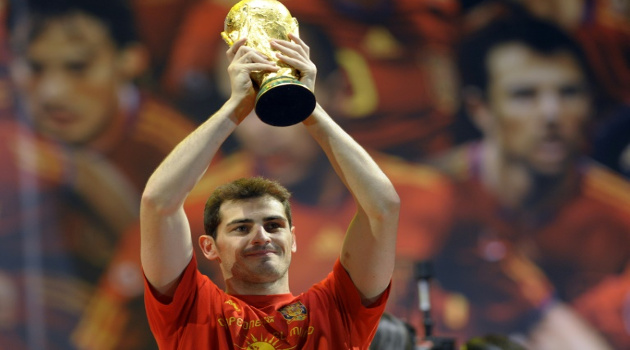 El portero madrileño Iker Casillas sostiene el trofeo de la Copa del Mundo durante la ceremonia de victoria de la selección española en Madrid el 12 de julio de 2010. /Foto: Miguel Riopa (AFP)