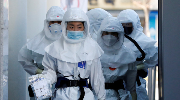 Trabajadores médicos en Daegu, Corea del Sur. /Foto: Kim Kyung-Hoon (Reuters)